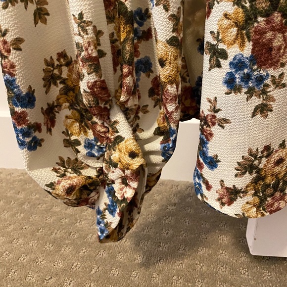 Pleion Floral Flowy Blouse - Picture 2 of 6